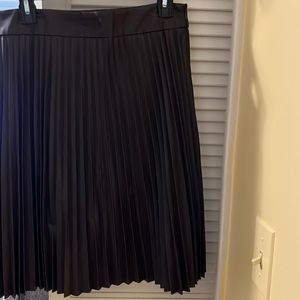 Ann Taylor faux leather pleated skirt size 10p no tag never worn